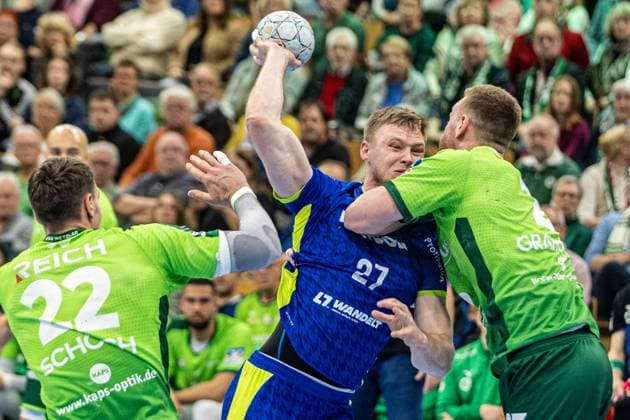 Kristjan Horzen VfL Gummersbach, 27 vs Justin Mueller HSG Wetzlar, 25 , Jona Schoch HSG Wetzlar, 22 GER, HSG Wetzlar vs VfL Gummersbach, Handball, 1 Bundesliga Men, Matchday 12, Season 2025 2026, 17 11 2025 GER, HSG Wetzlar vs VfL Gummersbach, Handball, 1 Bundesliga Men, Matchday 12, Season 2025 2026, 17 11 2025 Wetzlar Copyright: xEibner-Pressefoto GerhardxWingenx EP_GWR