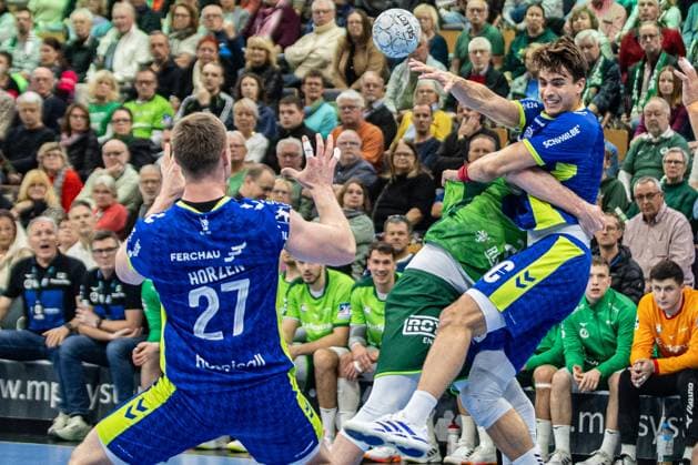 Julian Koester VfL Gummersbach, 07 passes Kristjan Horzen VfL Gummersbach, 27 GER, HSG Wetzlar vs VfL Gummersbach, Handball, 1 Bundesliga Men, Matchday 12, Season 2025 2026, 17 11 2025 GER, HSG Wetzlar vs VfL Gummersbach, Handball, 1 Bundesliga Men, Matchday 12, Season 2025 2026, 17 11 2025 Wetzlar Copyright: xEibner-Pressefoto GerhardxWingenx EP_GWR