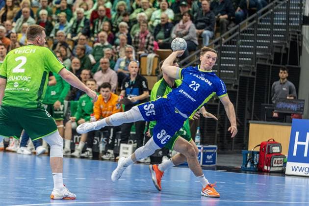Ole Pregler VfL Gummersbach, 23 vs Nikola Grahovac HSG Wetzlar, 02 GER, HSG Wetzlar vs VfL Gummersbach, Handball, 1 Bundesliga Men, Matchday 12, Season 2025 2026, 17 11 2025 GER, HSG Wetzlar vs VfL Gummersbach, Handball, 1 Bundesliga Men, Matchday 12, Season 2025 2026, 17 11 2025 Wetzlar Copyright: xEibner-Pressefoto GerhardxWingenx EP_GWR