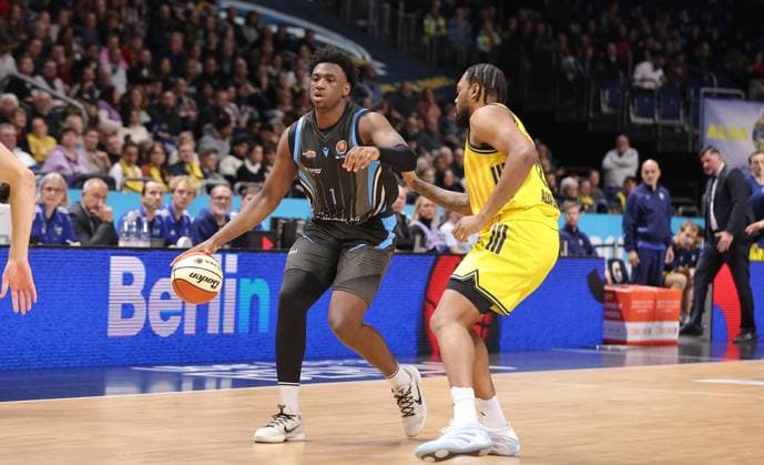 Great Osobor on the ball, J Wan Roberts duel Game scene Action Sport Basketball BBL Cup Mens quarter-final season 2025 2026 17 11 2025 ALBA Berlin vs Science City Jena