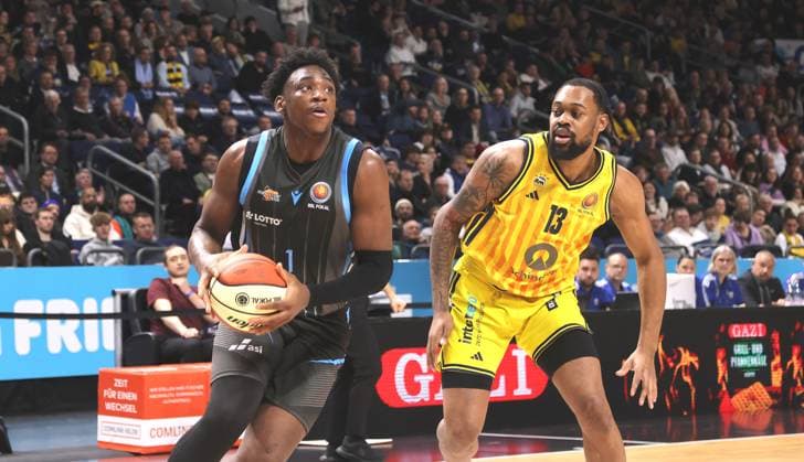 Great Osobor on the ball, J Wan Roberts duel Game scene Action Sport Basketball BBL Cup Mens quarter-final season 2025 2026 17 11 2025 ALBA Berlin vs Science City Jena