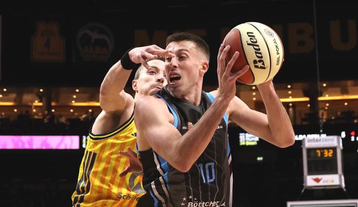 Justin Bean, Joe Wieskamp on the ball duel Match scene Action Sport Basketball BBL Cup Mens quarter-final season 2025 2026 17 11 2025 ALBA Berlin vs Science City Jena