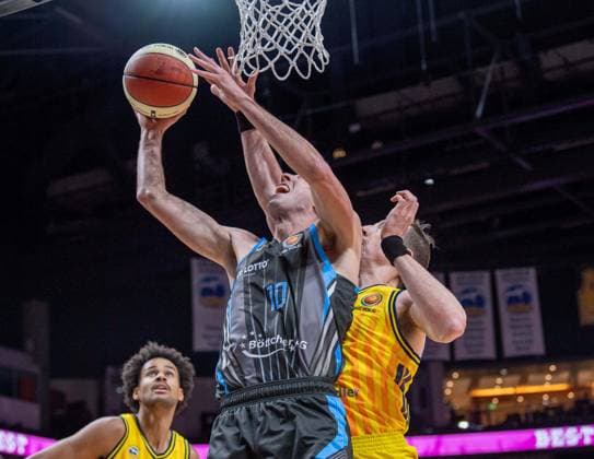 Basketball, Men, Season 2025 2026, BBL Cup Quarterfinals , Alba Berlin Science City Jena, v l Norris Agbakoko Alba , Joe Wieskamp Jena , Justin Bean Alba , 17 11 2025, Copyright: xSebastianxRäppold MatthiasxKochx