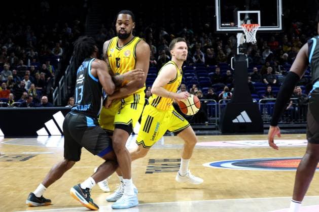 DEU, Cup quarterfinals, ALBA vs Bayern Muenchen, 17 11 2025, Uber Arena, Berlin, DEU, Cup quarterfinals, ALBA vs Bayern Muenchen, pictured Martin Hermannsson ALBA Berlin 15 , J Wan Roberts ALBA Berlin 13 , Keith Braxton Jena 13 nordphotoxGmbHx xEngler nph00076