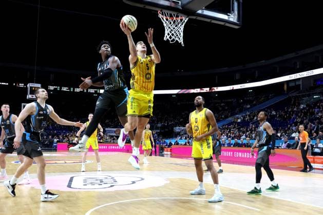 DEU, Cup quarterfinals, ALBA vs Bayern Muenchen, 17 11 2025, Uber Arena, Berlin, DEU, Cup quarterfinals, ALBA vs Bayern Muenchen, pictured Sam Griesel ALBA Berlin 5 , Great Osobor Jena 1 nordphotoxGmbHx xEngler nph00076