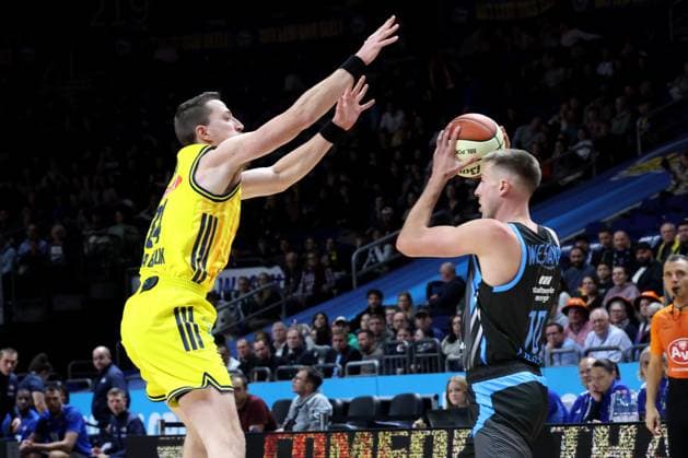DEU, Cup quarterfinals, ALBA vs Bayern Muenchen, 17 11 2025, Uber Arena, Berlin, DEU, Cup quarterfinals, ALBA vs Bayern Muenchen, in the picture Justin Bean ALBA Berlin 34 , Joe Wieskamp Jena 10 nordphotoxGmbHx xEngler nph00076