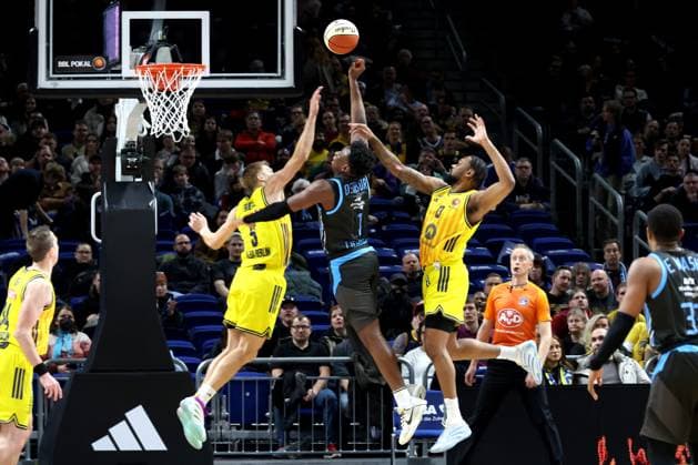 DEU, Cup quarterfinals, ALBA vs Bayern Muenchen, 17 11 2025, Uber Arena, Berlin, DEU, Cup quarterfinals, ALBA vs Bayern Muenchen, pictured Sam Griesel ALBA Berlin 5 , J Wan Roberts ALBA Berlin 13 , Great Osobor Jena 1 nordphotoxGmbHx xEngler nph00076