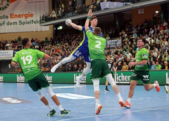 17 11 2025, xovx, Handball Daikin Handball Bundesliga, HSG Wetzlar VfL Gummersbach v l Philipp Ahouansou HSG Wetzlar , Ole Pregler VfL Gummersbach , Nikola Grahovac HSG Wetzlar , Josip Simic HSG Wetzlar Wetzlar Buderus Arena Hessen Germany EN