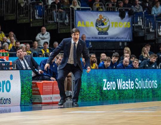 Basketball, Men, Season 2025 2026, BBL Cup Quarterfinals , Alba Berlin Science City Jena, Coach Pedro Calles Alba , 17 11 2025, Copyright: xSebastianxRäppold MatthiasxKochx