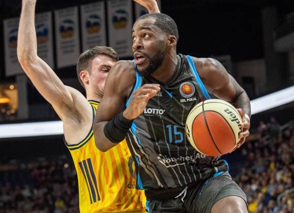Basketball, Men, Season 2025 2026, BBL Cup Quarterfinals , Alba Berlin Science City Jena, v l Jonas Mattiseck Alba , Naz Bohannon Jena , 17 11 2025, Copyright: xSebastianxRäppold MatthiasxKochx