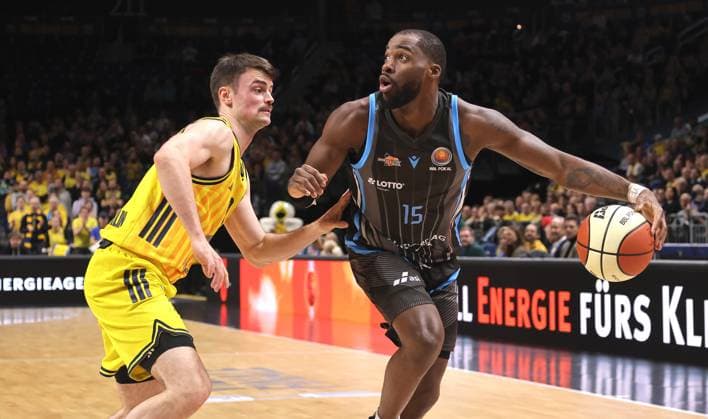 Jonas Mattisseck, Naz Bohannon on the ball duel Game scene Action Sport Basketball BBL Cup Mens quarter-final season 2025 2026 17 11 2025 ALBA Berlin vs Science City Jena