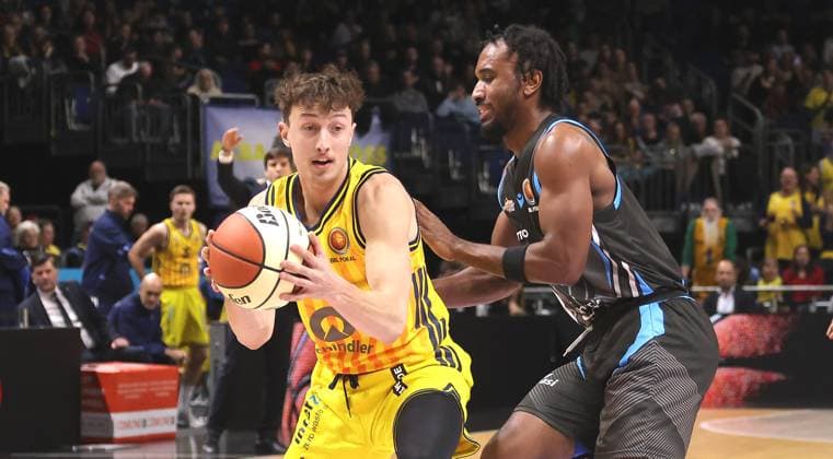 Moses Wood on the ball, Keith Braxton JR duel Game scene Action Sport Basketball BBL Cup Mens quarter-final season 2025 2026 17 11 2025 ALBA Berlin vs Science City Jena