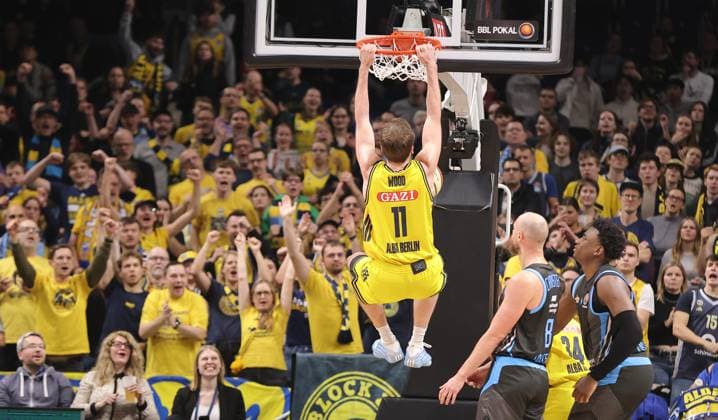 Moses Wood hangs on to the basket after a dunking duel Game scene Action Sport Basketball BBL Cup Mens quarter-final season 2025 2026 17 11 2025 ALBA Berlin vs Science City Jena