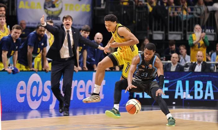 Coach Pedro Calles, Jack Kayil, Eric Washington on the ball duel Game scene Action Sport Basketball BBL Cup Mens quarter-final season 2025 2026 17 11 2025 ALBA Berlin vs Science City Jena