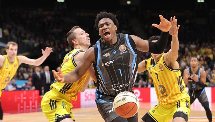 Justin Bean, Great Osobor, Jack Kayil duel Match scene Action Sport Basketball BBL Cup Mens quarter-final season 2025 2026 17 11 2025 ALBA Berlin vs Science City Jena
