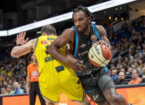 Basketball, Men, Season 2025 2026, BBL Cup Quarterfinals , Alba Berlin Science City Jena, v l Justin Bean Alba , Keith Braxton JR Jena , 17 11 2025, Copyright: xSebastianxRäppold MatthiasxKochx