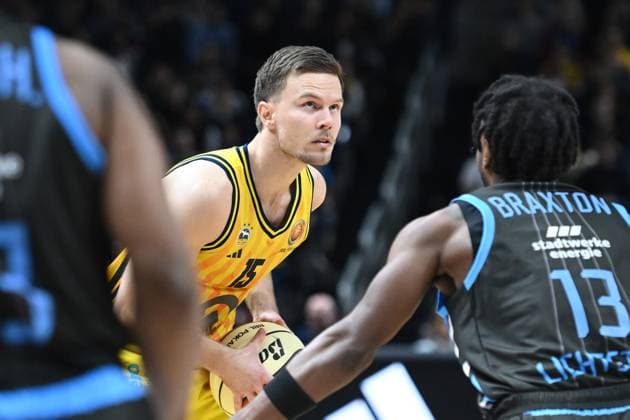 Martin Hermannsson ALBA Berlin, 15 GER, Alba Berlin vs Science City Jena, Basketball, BBL Pokal, 2025 2026 season, quarter-finals, 17 11 2025 GER, Alba Berlin vs Science City Jena, Basketball, BBL Pokal, 2025 2026 season, quarter-finals, 17 11 2025 Berlin Copyright: xEibner-Pressefoto RyanxSleimanx EP_RSN