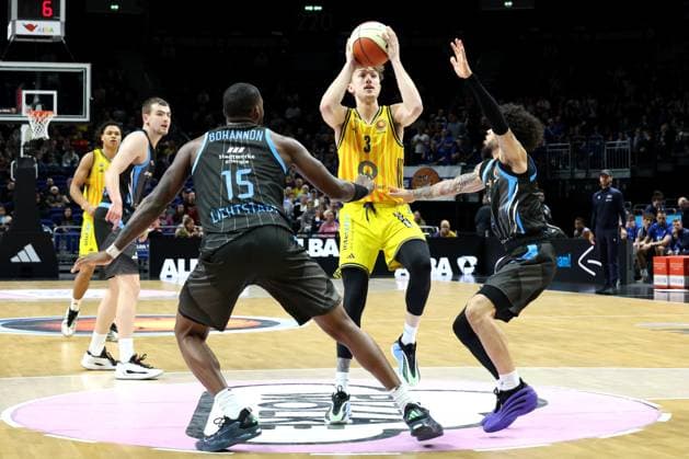 DEU, Cup quarterfinals, ALBA vs Bayern Muenchen, 17 11 2025, Uber Arena, Berlin, DEU, Cup quarterfinals, ALBA vs Bayern Muenchen, pictured Alex OÕConnell ALBA Berlin 3 , Naz Bohannon Jena 15 , Tavian Dunn Martin Jena 0 nordphotoxGmbHx xEngler nph00076