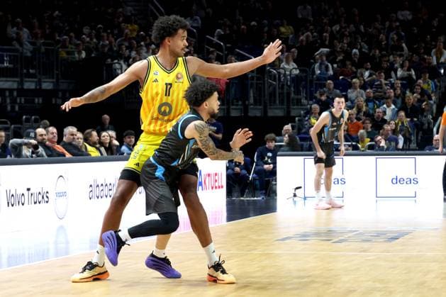 DEU, Cup quarterfinals, ALBA vs Bayern Muenchen, 17 11 2025, Uber Arena, Berlin, DEU, Cup quarterfinals, ALBA vs Bayern Muenchen, pictured Norris Agbakoko ALBA Berlin 17 , Tavian Dunn Martin Jena 0 nordphotoxGmbHx xEngler nph00076