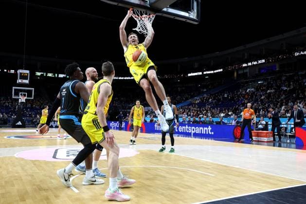 DEU, Cup quarterfinals, ALBA vs Bayern Muenchen, 17 11 2025, Uber Arena, Berlin, DEU, Cup quarterfinals, ALBA vs Bayern Muenchen, in the picture dunking by Moses Wood ALBA Berlin 11 , Justin Bean ALBA Berlin 34 , Great Osobor Jena 1 nordphotoxGmbHx xEngler nph00076
