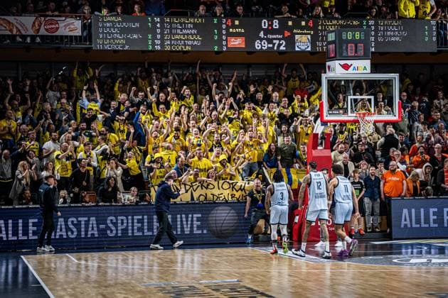 1 Basketball Bundesliga, easyCredit BBL, Season 2025 2026, Men, Cup quarter-finals, 17 11 2025, RASTA Vechta EWE Baskets Oldenburg The team of EWE Baskets Oldenburg and The fans of EWE Baskets Oldenburg show emotions during the game Vechta RASTA Dome Lower Saxony Germany