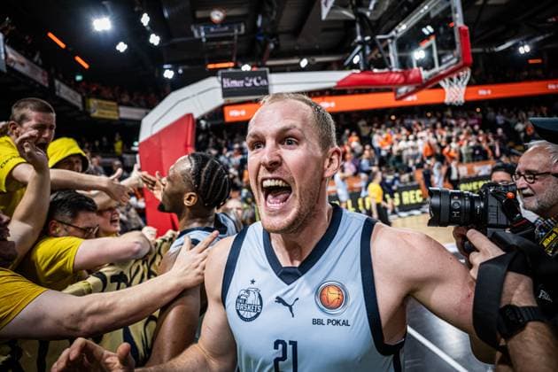 1 Basketball Bundesliga, easyCredit BBL, Season 2025 2026, Men, Cup quarter-finals, 17 11 2025, RASTA Vechta EWE Baskets Oldenburg Seth Hinrichs 21 EWE Baskets Oldenburg shows emotions after the game Vechta RASTA Dome Lower Saxony Germany