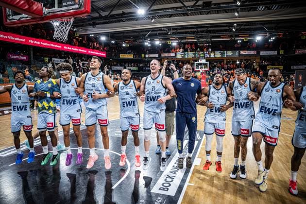 1 Basketball Bundesliga, easyCredit BBL, Season 2025 2026, Men, Cup quarter-finals, 17 11 2025, RASTA Vechta EWE Baskets Oldenburg The EWE Baskets Oldenburg team shows emotions after the game Vechta RASTA Dome Lower Saxony Germany
