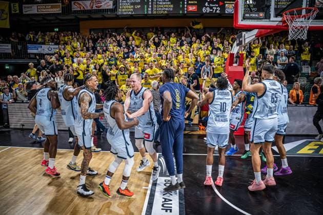 1 Basketball Bundesliga, easyCredit BBL, Season 2025 2026, Men, Cup quarter-finals, 17 11 2025, RASTA Vechta EWE Baskets Oldenburg The EWE Baskets Oldenburg team and their fans after the game Vechta RASTA Dome Lower Saxony Germany