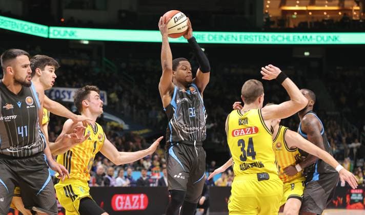 Jonas Mattisseck, Eric Washington on the ball, Justin Bean duel Game scene Action Sport Basketball BBL Cup Mens quarter-final season 2025 2026 17 11 2025 ALBA Berlin vs Science City Jena