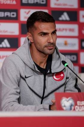 Spain V Turkiye - FIFA World Cup, WM, Weltmeisterschaft, Fussball 2026 Qualifier Zeki Celik of Turkiye attends a press conference, PK, Pressekonferenz during the FIFA World Cup 2026 Qualifier match between Spain and Turkiye at La Cartuja Stadium in Seville, Spain, on November 17, 2025. Seville Spain  Copyright: xJosexLuisxContrerasx originalFilename:joseluiscontreras-spainvtu251117_npv57.jpg