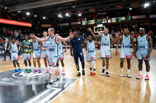 GER, Basketball, BBL Pokal, Quarterfinal, Rasta Vechta vs EWE Baskets Oldenburg 17 11 2025, Rasta Dome, Vechta, GER, BBL Pokal, Quarterfinal, Rasta Vechta vs EWE Baskets Oldenburg, in the picture on to the fans Seth HINRICHS EWE Baskets Oldenburg 21 goes ahead nordphotoxgmbhx xRojahn nph00310