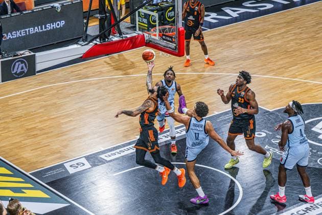 1 Basketball Bundesliga, easyCredit BBL, Season 2025 2026, Men, Cup quarter-finals, 17 11 2025, RASTA Vechta EWE Baskets Oldenburg Tevin Brown 10 RASTA Vechta at the Korbleger Vechta RASTA Dome Lower Saxony Germany