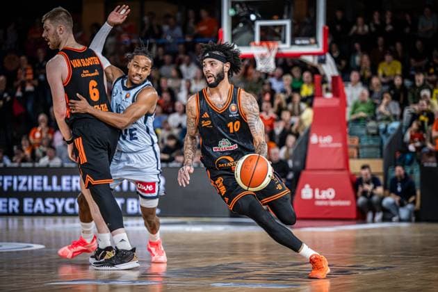 1 Basketball Bundesliga, easyCredit BBL, Season 2025 2026, Men, Cup quarter-finals, 17 11 2025, RASTA Vechta EWE Baskets Oldenburg Tevin Brown 10 RASTA Vechta in action Vechta RASTA Dome Lower Saxony Germany