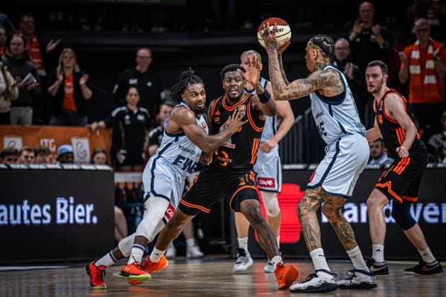 1 Basketball Bundesliga, easyCredit BBL, Season 2025 2026, Men, Cup quarter-finals, 17 11 2025, RASTA Vechta EWE Baskets Oldenburg Christopher Clemons 3 EWE Baskets Oldenburg in action Vechta RASTA Dome Lower Saxony Germany