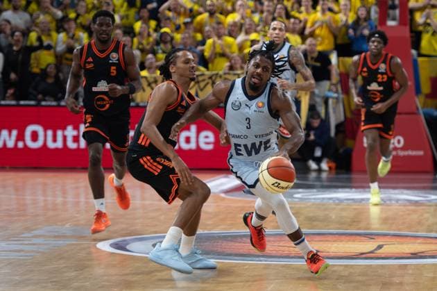 GER, Basketball, BBL Cup, Quarter-final, Rasta Vechta vs EWE Baskets Oldenburg 17 11 2025, Rasta Dome, Vechta, GER, BBL Cup, Quarter-final, Rasta Vechta vs EWE Baskets Oldenburg, pictured Chris CLEMONS EWE Baskets Oldenburg 3 Alonzo VERGE JR Rasta Vechta 11 nordphotoxgmbhx xRojahn nph00310