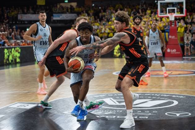 GER, Basketball, BBL Cup, Quarter-finals, Rasta Vechta vs EWE Baskets Oldenburg 17 11 2025, Rasta Dome, Vechta, GER, BBL Cup, Quarter-finals, Rasta Vechta vs EWE Baskets Oldenburg, pictured Jon il FUGETT EWE Baskets Oldenburg 19 Booker COPLIN Rasta Vechta 30 nordphotoxgmbhx xRojahn nph00310
