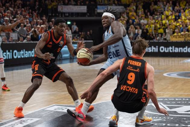GER, Basketball, BBL Cup, Quarter-finals, Rasta Vechta vs EWE Baskets Oldenburg 17 11 2025, Rasta Dome, Vechta, GER, BBL Cup, Quarter-finals, Rasta Vechta vs EWE Baskets Oldenburg, pictured Brain FOBBS EWE Baskets Oldenburg 4 TJ BAMBA Rasta Vechta 5 Joschka FERNER Rasta Vechta 9 nordphotoxgmbhx xRojahn nph00310