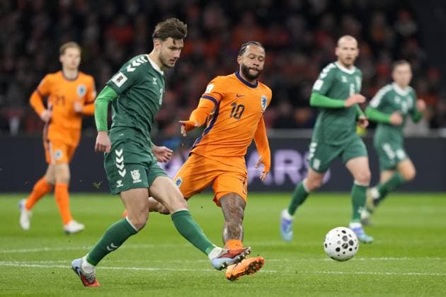 AMSTERDAM, 17-11-2025, Johan Cruijff ArenA , season 2025 2026 , FIFA World Cup, WM, Weltmeisterschaft, Fussball Qualifier football , match between The Netherlands and Lithuania. Pictures shows Lithuania player Edgaras Utkus, Netherlands player Memphis Depay Netherlands - Lithuania  x32075503x Copyright:
