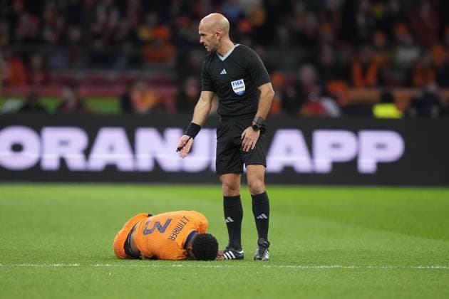 AMSTERDAM, 17-11-2025, Johan Cruijff ArenA , season 2025 2026 , FIFA World Cup, WM, Weltmeisterschaft, Fussball Qualifier football , match between The Netherlands and Lithuania. Pictures shows injury of player Netherlands player Jurrien Timber, referee Luis Godinho (POR) Netherlands - Lithuania  x32075513x Copyright: