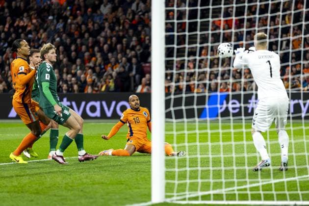 AMSTERDAM (l-r) Donyell Malen of Netherlands, Lithuania goalkeeper Edvinas Gertmonas during the World Cup qualifying match between the Netherlands and Lithuania at the Johan Cruijff ArenA on November 17, 2025, in Amsterdam, Netherlands. ANP KOEN VAN WEEL FIFA 2026 World Cup Qualifier 2025-2026 xVIxANPxSportx xxANPxIVx 542367177 originalFilename: 542367177.jpg