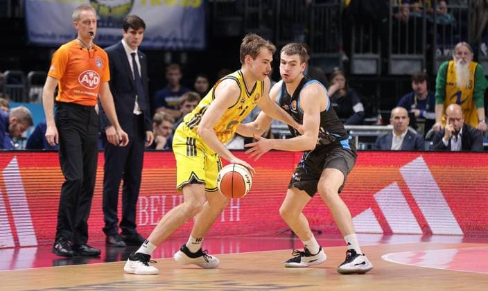 Malte Delow on the ball, Lorenz Bank duel Game scene Action Sport Basketball BBL Cup Mens quarter-final season 2025 2026 17 11 2025 ALBA Berlin vs Science City Jena