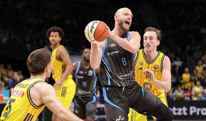 Robin Christen on the ball, Moses Wood duel Game scene Action Sport Basketball BBL Cup Mens quarter-final season 2025 2026 17 11 2025 ALBA Berlin vs Science City Jena