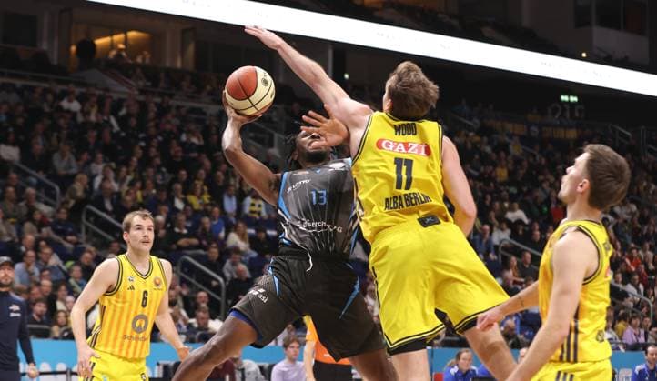Keith Braxton JR on the ball, Moses Wood duel Game scene Action Sport Basketball BBL Cup Mens quarter-final season 2025 2026 17 11 2025 ALBA Berlin vs Science City Jena