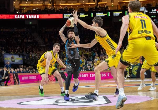 Basketball, Men, Season 2025 2026, BBL Cup Quarterfinals , Alba Berlin Science City Jena, v l Jonas Mattiseck Alba , Tavian Dunn Martin Jena , Nevio Bennefeld Alba , Moses Wood Alba , 17 11 2025, Copyright: xSebastianxRäppold MatthiasxKochx