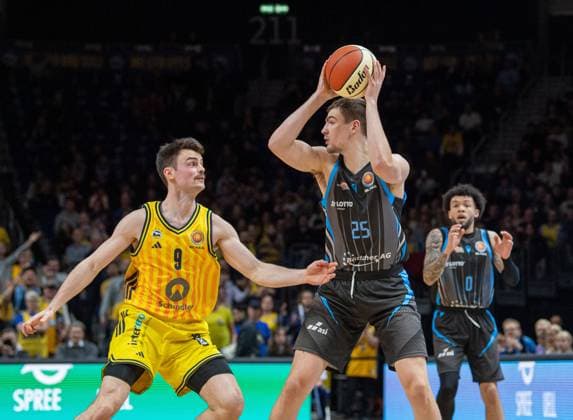 Basketball, Men, Season 2025 2026, BBL Cup Quarterfinals , Alba Berlin Science City Jena, v l Jonas Mattiseck Alba , Lorenz Bank Jena , 17 11 2025, Copyright: xSebastianxRäppold MatthiasxKochx