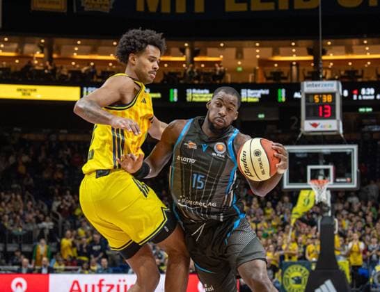 Basketball, Men, Season 2025 2026, BBL Cup Quarterfinals , Alba Berlin Science City Jena, v l Norris Agbakoko Alba , Naz Bohannon Jena , 17 11 2025, Copyright: xSebastianxRäppold MatthiasxKochx