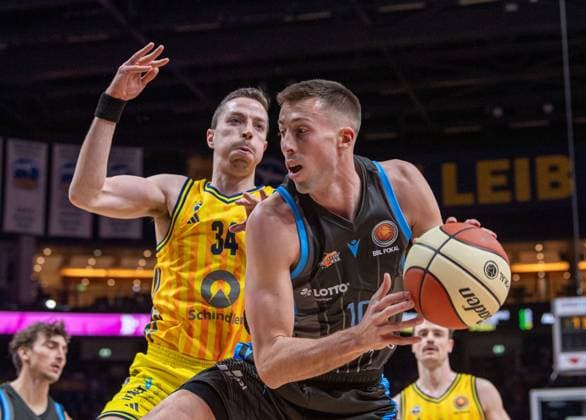 Basketball, Men, Season 2025 2026, BBL Cup Quarterfinals , Alba Berlin Science City Jena, v l Justin Bean Alba , Joe Wieskamp Jena , 17 11 2025, Copyright: xSebastianxRäppold MatthiasxKochx