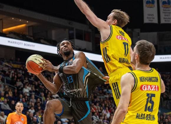 Basketball, Men, Season 2025 2026, BBL Cup Quarterfinals , Alba Berlin Science City Jena, v l Keith Braxton JR Jena , Moses Wood Alba , Martin Hermannsson Alba , 17 11 2025, Copyright: xSebastianxRäppold MatthiasxKochx