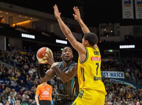 Basketball, Men, Season 2025 2026, BBL Cup Quarterfinals , Alba Berlin Science City Jena, v l Naz Bohannon Jena , Jack Kayil Alba , 17 11 2025, Copyright: xSebastianxRäppold MatthiasxKochx
