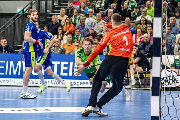 Lion Zacharias HSG Wetzlar, 50 vs Dominik Kuzmanovic VfL Gummersbach, 01 GER, HSG Wetzlar vs VfL Gummersbach, Handball, 1 Bundesliga Men, Matchday 12, Season 2025 2026, 17 11 2025 GER, HSG Wetzlar vs VfL Gummersbach, Handball, 1 Bundesliga Men, Matchday 12, Season 2025 2026, 17 11 2025 Wetzlar Copyright: xEibner-Pressefoto GerhardxWingenx EP_GWR